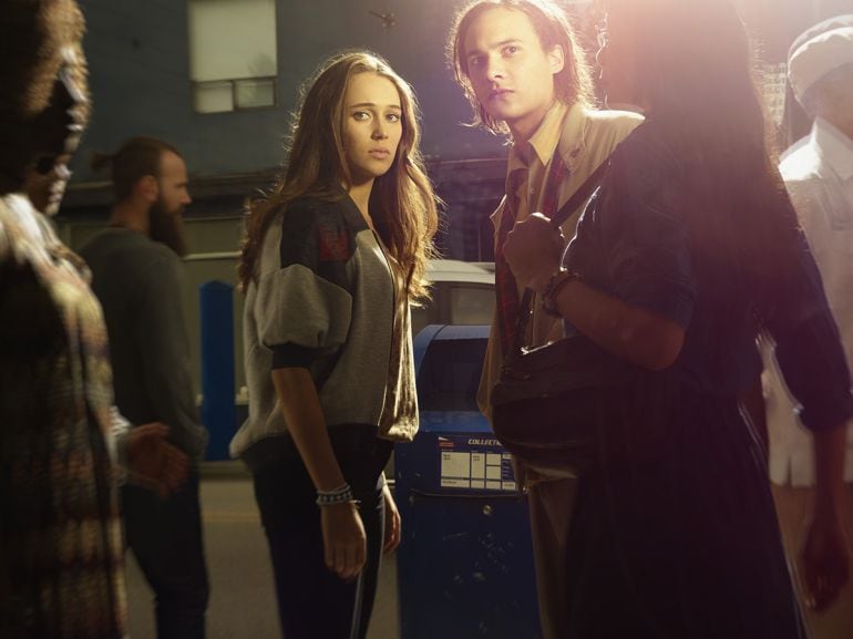 Frank Dillane es Nick Clark (d) y Alycia Debnam-Carey es Alicia Clark (i) en &#039;Fear The Walking Dead&#039;