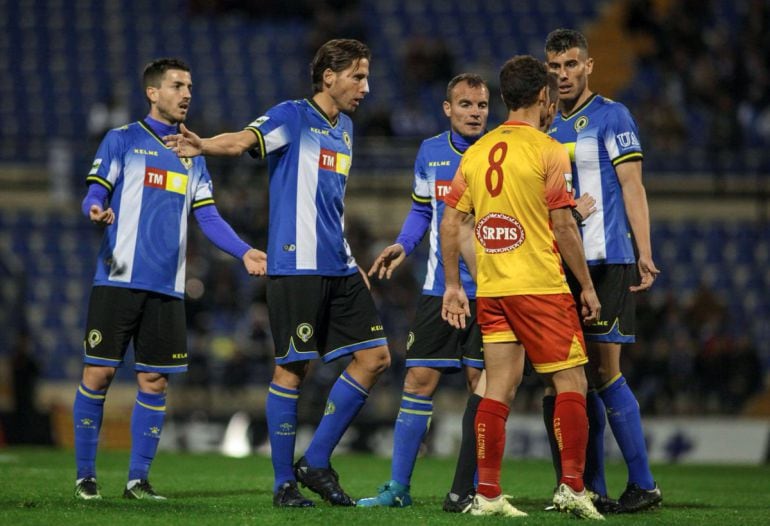 Los jugadores del Hércules discuten con el árbitro y Gato