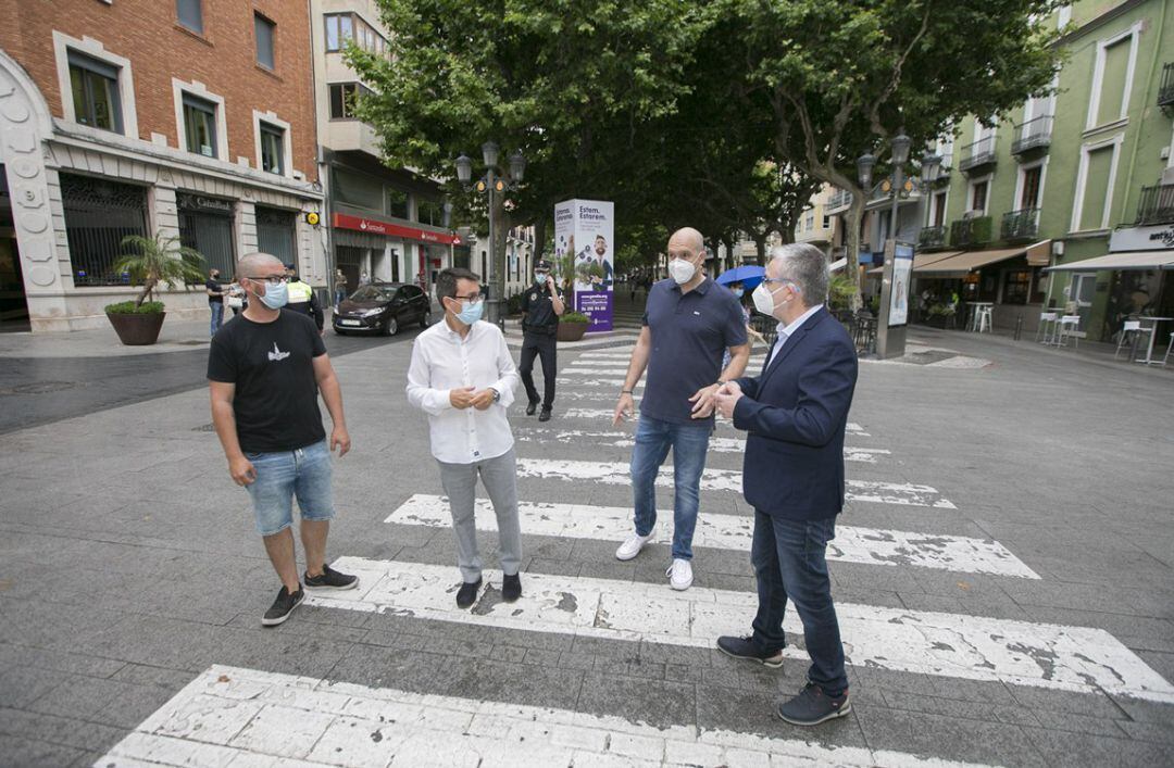 Representantes municipales y los comerciantes acuerdan el cierre al tráfico del centro de Gandia