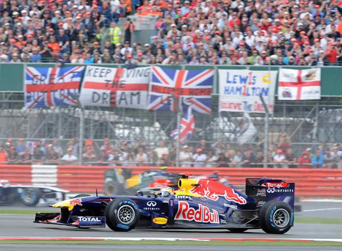 El piloto alemán Sebastian Vettel de Red Bull cuando rodaba primero en el GP de Gran Bretaña de Fórmula Uno que se disputa en el circuito de Silverstone, en Reino Unido