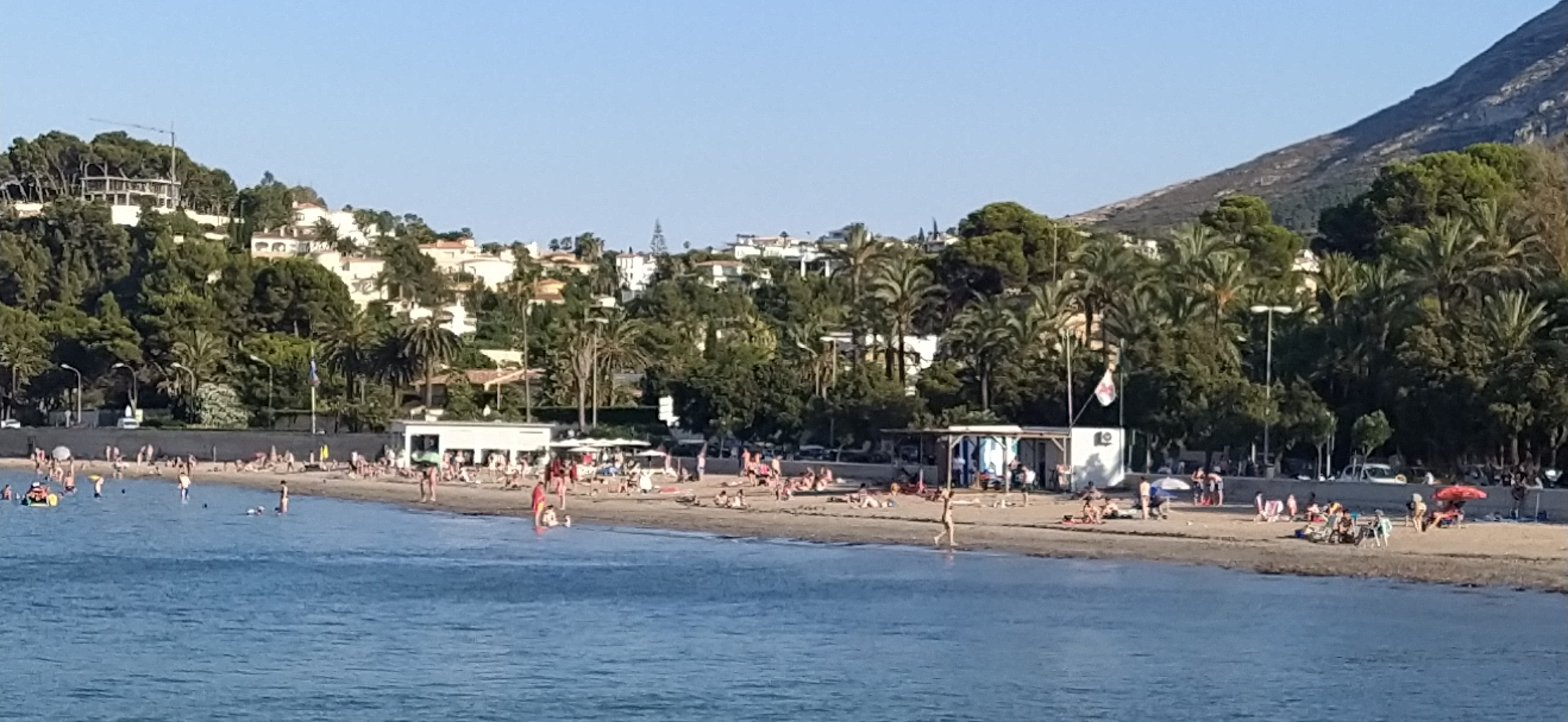 Imagen de la playa de la Marineta Cassiana en verano de 2021.