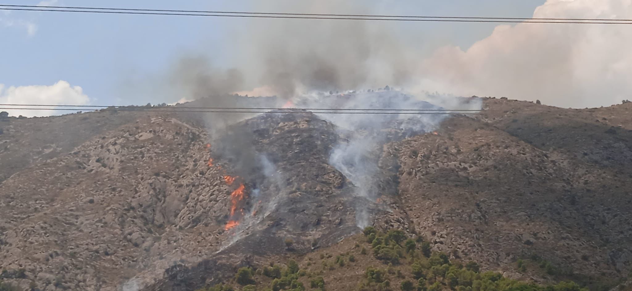 Extinto el incendio de la Serra de Cavall en Petrer