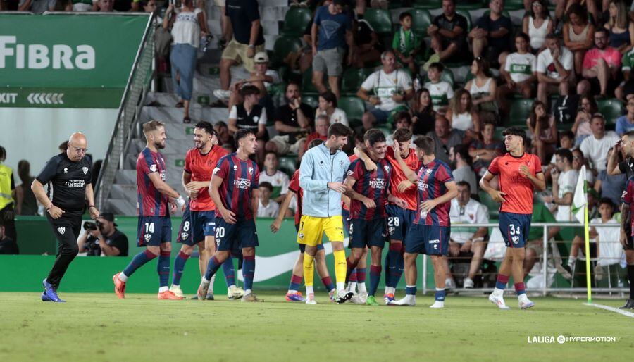 Los jugadores de la SD Huesca celebran la victoria en Elche en la primera jornada de liga