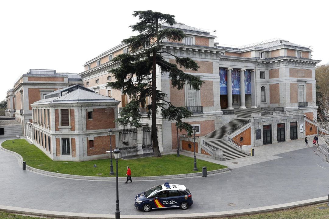 Vista general del exterior del Museo del Prado, cerrado al igual que el museo Reina Sofía, para evitar la expansión del coronavirus