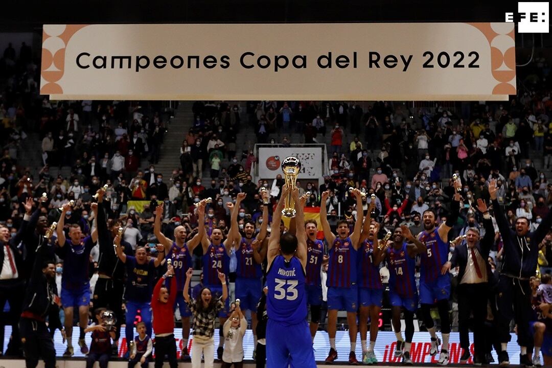 GRANADA, 20/02/2022.- Los jugadores del Barça celebran la consecución del título de la Copa del Rey tras su victoria ante el Real Madrid en la final del torneo que tiene lugar este domingo en el Palacio de los Deportes de Granada. EFE/Jorge Zapata
