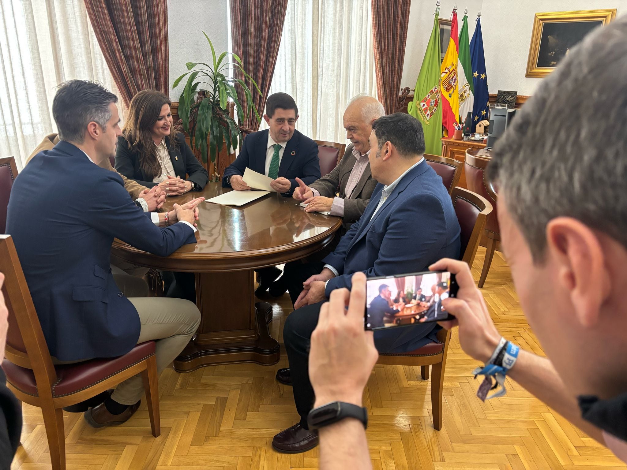 Representantes de la empresa Insyte, con Ramón Rufián a la cabeza, recogen la ayuda de la Diputación de Jaén, liderada por Paco Reyes, para empleo intensivo.