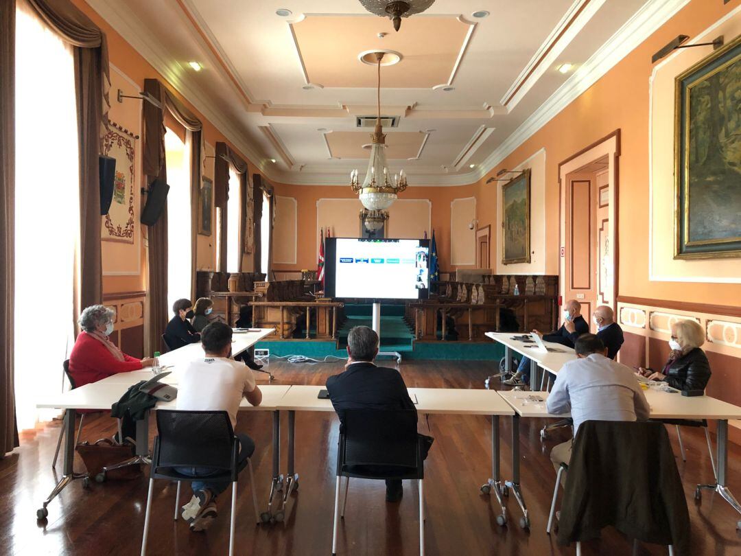 José Antonio Santano con los delegados de Movilidad y Desarrollo Sostenible, Borja Olazabal, y de Urbanismo, Miguel Ángel Páez, acompañados por técnicos municipales