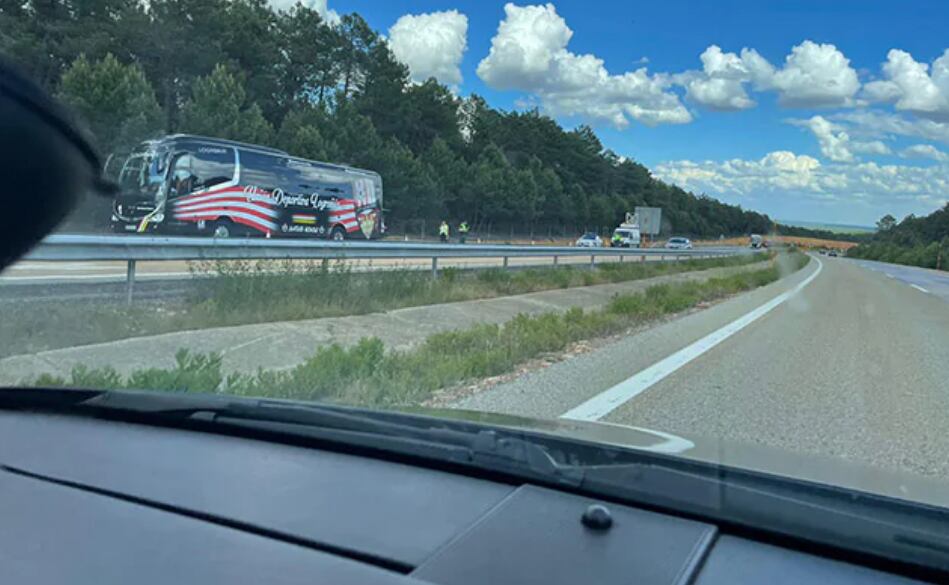 Autobús de la UD Logroñés parado en la carretera