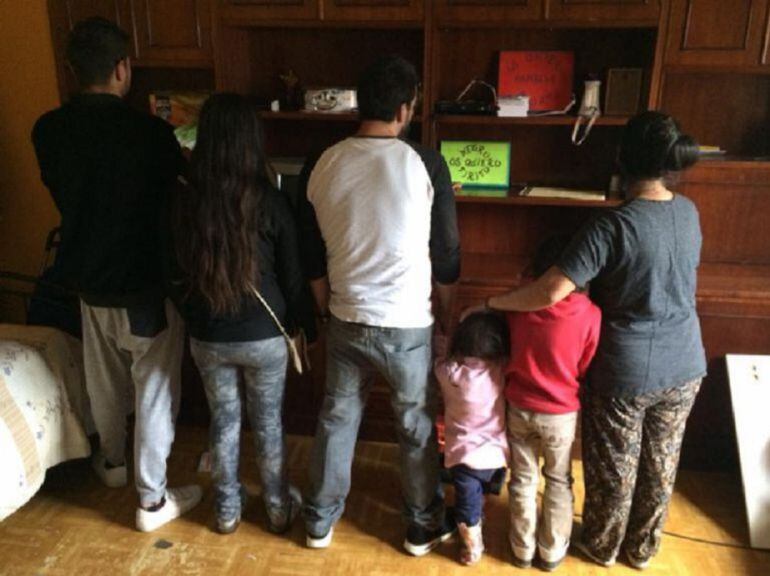 La familia Manzanares-Cortés en una de las viviendas en las que se alojó en el barrio de Abetxuko