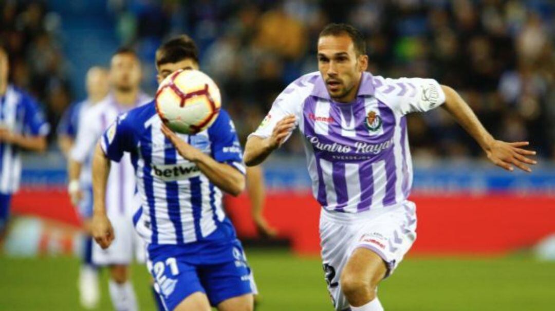 Nacho pelea un balón ante Aguirregabiria