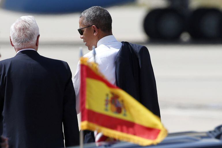 El presidente de EEUU, Barack Obama, acompañado por el ministro de Asuntos Exteriores en funciones, José Manuel García-Margallo (i) en la base aérea de Torrejón de Ardoz (Madrid)