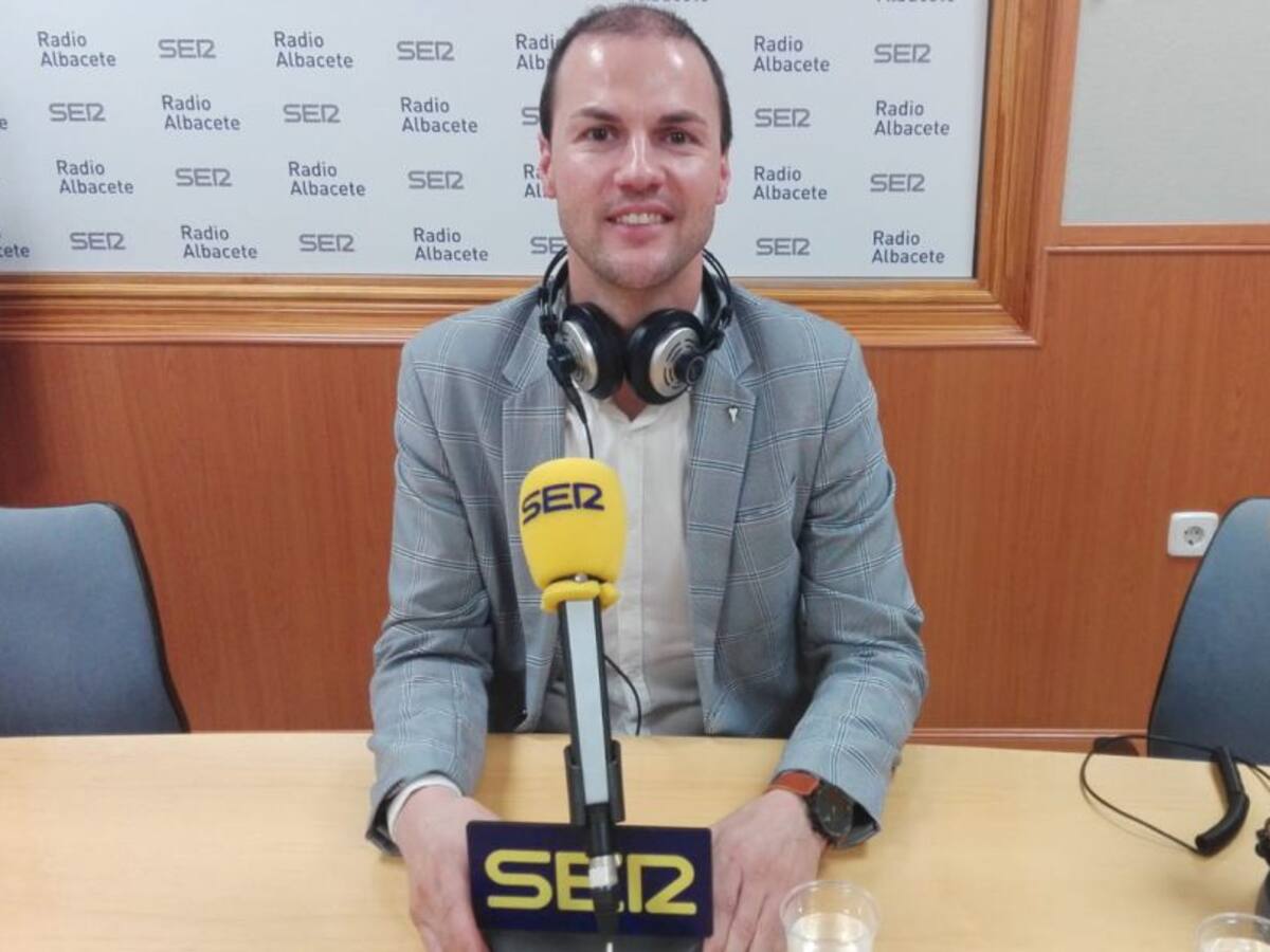 Víctor Varela: "La plantilla no está cerrada, por la derrota en Almería no se deben sacar conclusiones"