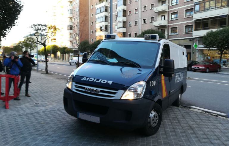 Los miembros de La Manada, dirgidos al Palacio de Justicia durante el juicio