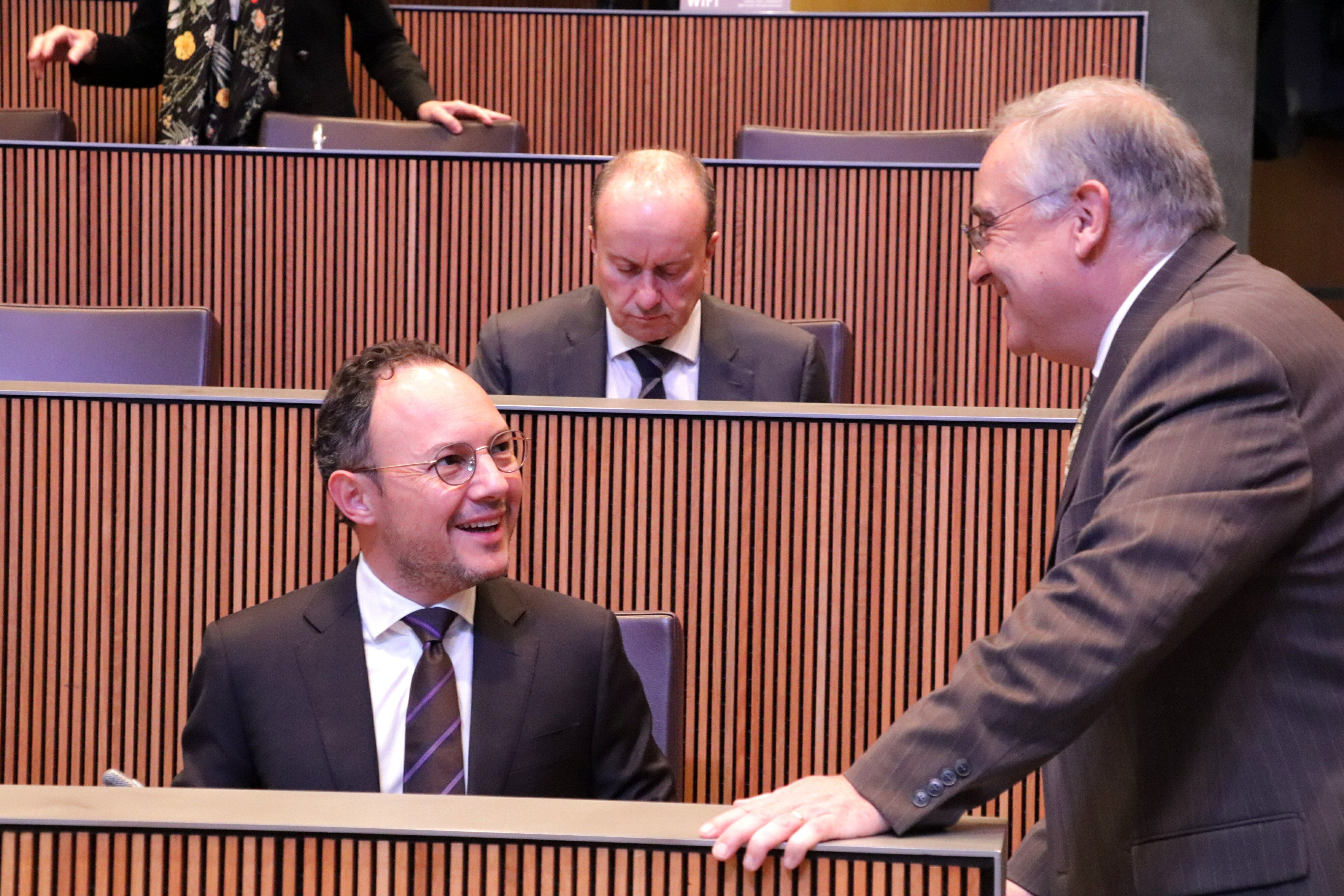 El cap de Govern, Xavier Espot, conversant amb el ministre de Salut, Albert Font.