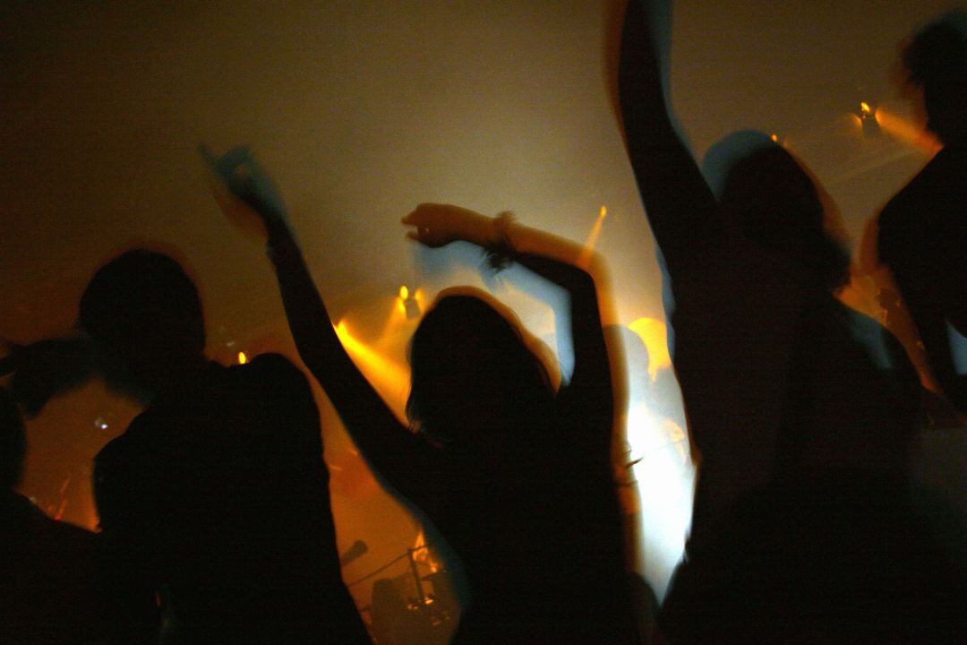 Un grupo de jóvenes bailando.