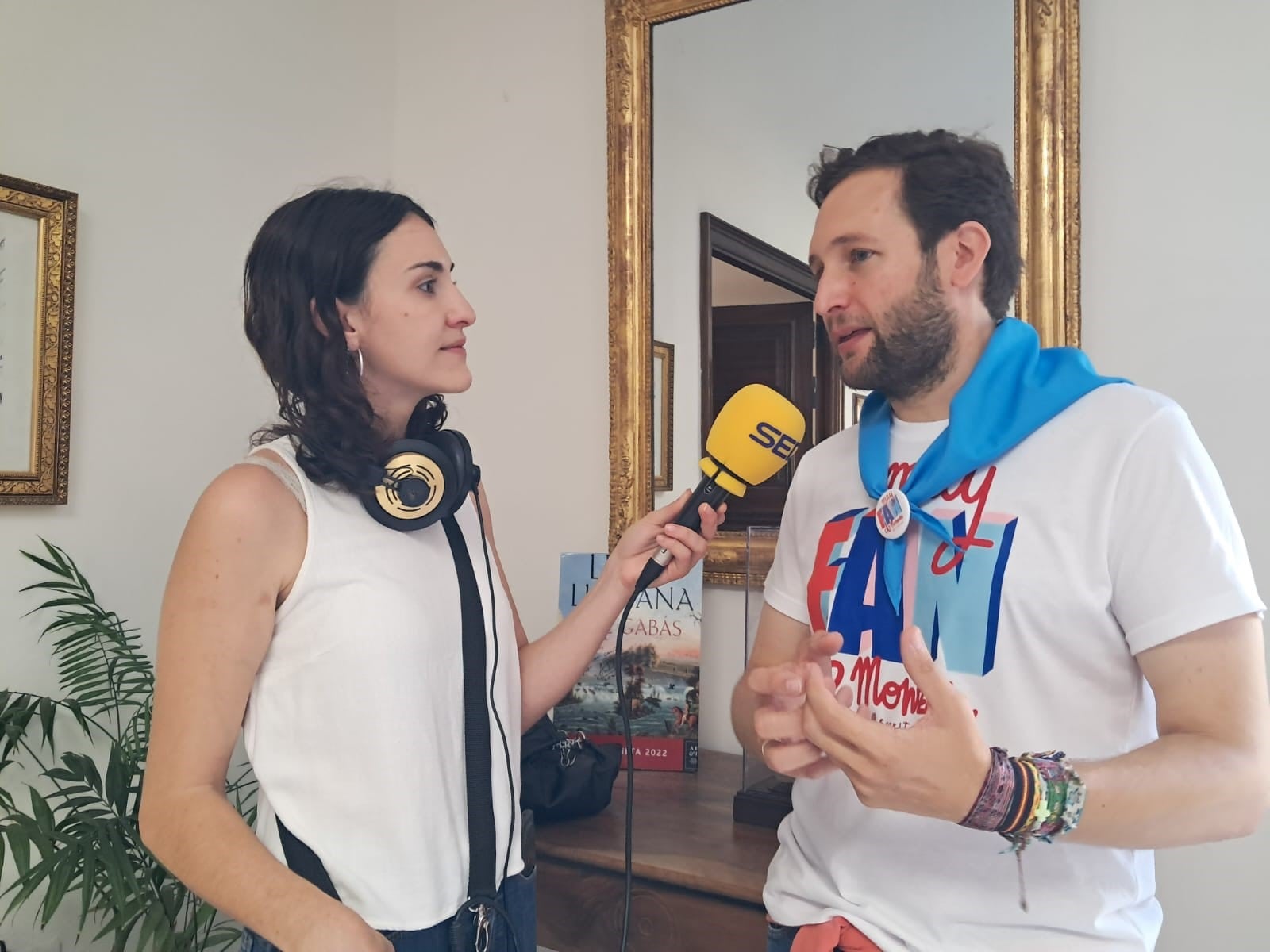 La periodista de Ser Aragón Oriental, Sara Sarrablo, con el alcalde de Monzón, Isaac Claver