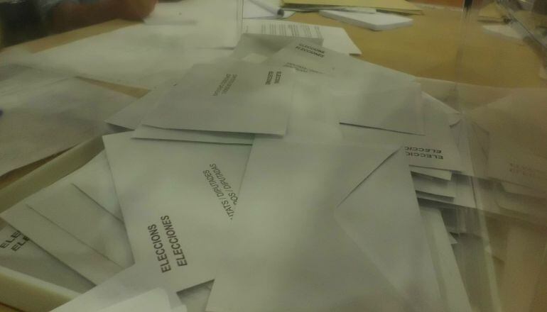 Vots a una de les urnes del col·legi situat a l'IES Martí Franquès de Tarragona.