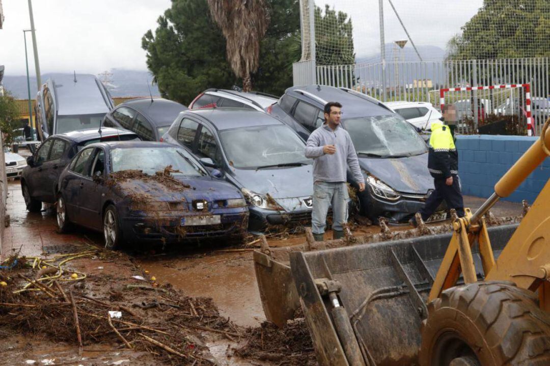 Vecinos de la barriada malagueña de Campanillas, se afanan en las limpiezas de sus hogares y calles del barrio tras la tromba de agua caída esta pasada madrugada a consecuencia de la Tormenta Gloria que azota al país, en Málaga a 25 de enero del 2020