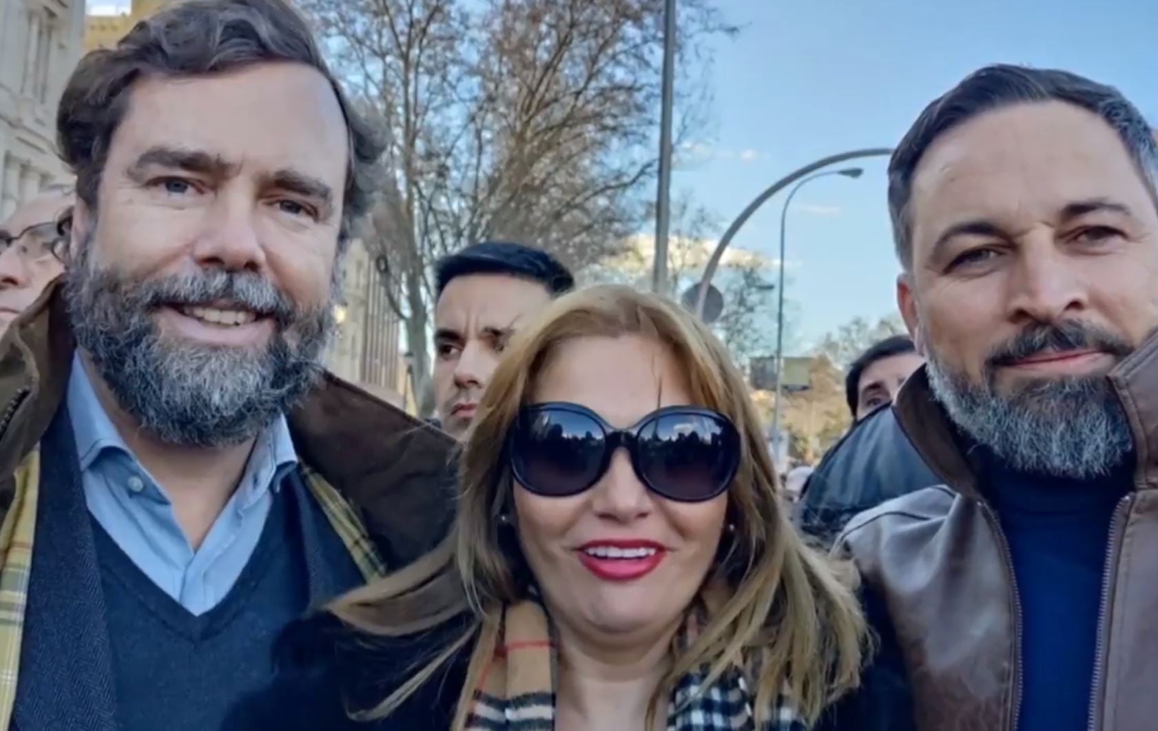 Una de las portavoces de la Plataforma 6F, Lola Guzmán, en un acto de Vox junto a Iván Espinosa de los Monteros y Santiago Abascal.