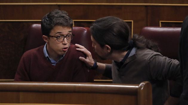 Iglesias y Errejón discuten en el escaño durante el pleno del Congreso