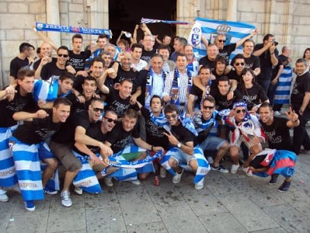 La plantilla, el presidente de la Ponferradina y las autoridades locales celebran el ascenso del equipo