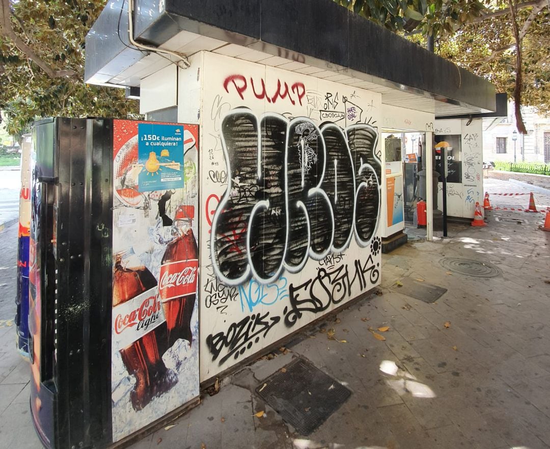 Surtidor de gasolina cerrado en el Parterre de València, que el Partido Popular pide desmantelar con urgencia. 