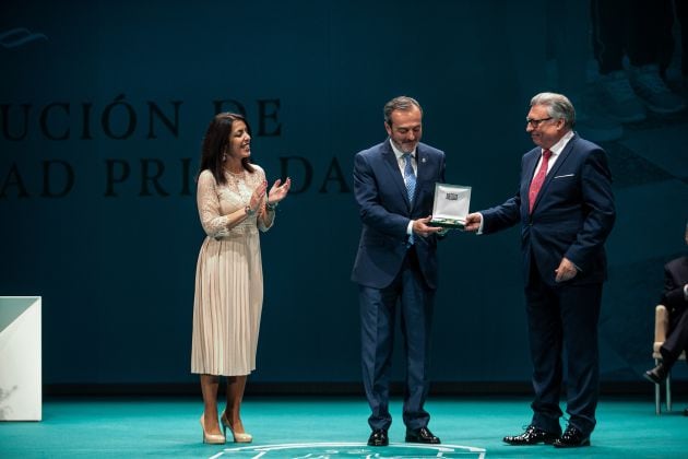 La presidenta del Parlamento, Marta Bosquet, Salvador Guzmán y Francisco Ortiz, recogiendo la Medalla de Andalucía