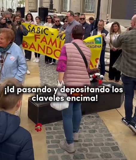 Protesta de los trabajadores del Sabic frente al Ayuntamiento de Cartagena