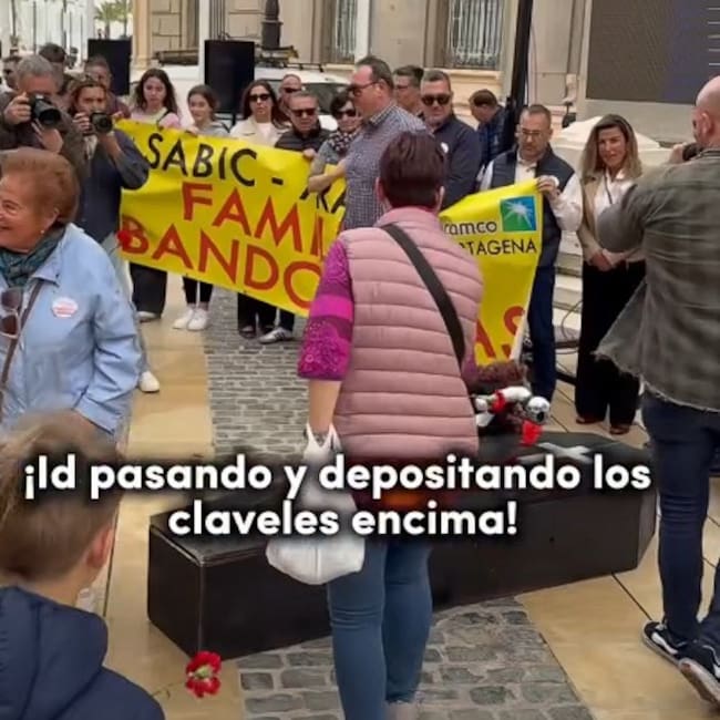 Protesta de los trabajadores del Sabic frente al Ayuntamiento de Cartagena