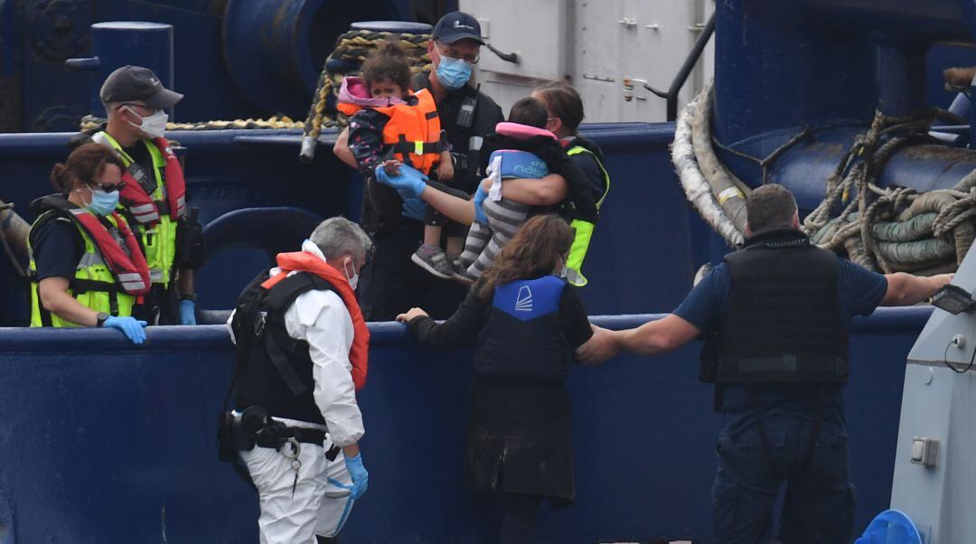 El fenómeno de la inmigración no solo afecta a las costas españolas. En la imagen, oficiales de la Fuerza Fronteriza del Reino Unido llevan a los niños interceptados mientras viajaban en una lancha neumática desde Francia a Inglaterra 