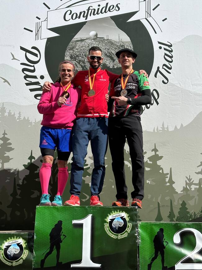 Juanma González (C) en lo más alto del podio