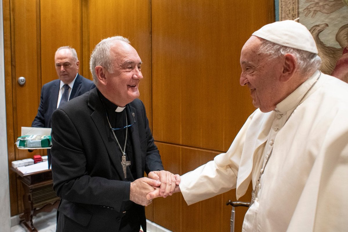 El obispo Ángel Pérez y el papa Francisco. Foto: Vatican Media