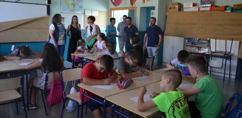 Representantes municipales visitan a los menores de l&#039;Escola d&#039;Estiu