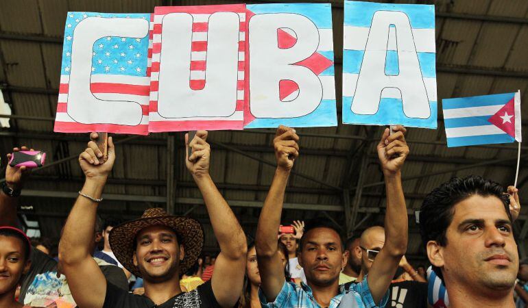 Aficionados asisten a un partido amistoso entre el Cosmos de Nueva York y la selección nacional cubana en el estadio Pedro Marrero de La Habana (Cuba)