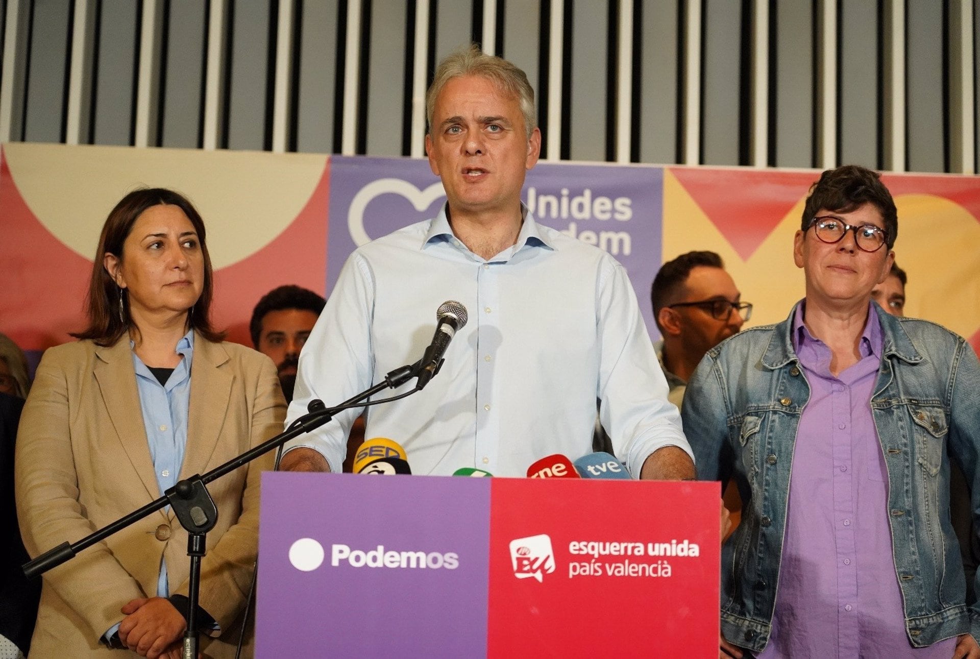 El  candidato de Unides Podem - Esquerra Unida a la Presidencia de la Generalitat, Héctor Illueca, junto a la número dos, Rosa Pérez Garijo, y con la candidata a la alcaldía de València, Pilar Lima