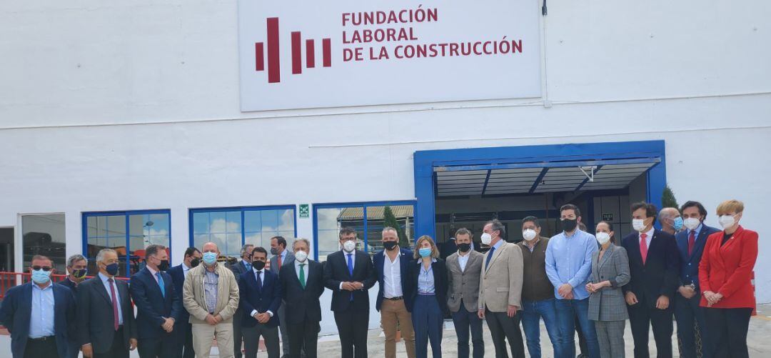 Asistentes a la inauguración de las instalaciones en Jaén de la Fundación Laboral de la Construcción