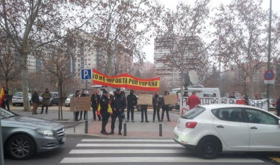 Un grupo de ultraderechistas esperaba al político catalán a las puertas de la Audiencia Provincial de Madrid para increparle