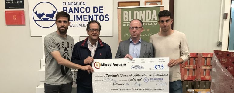 Míchel, los responsables de Banco de alimentos y Mata