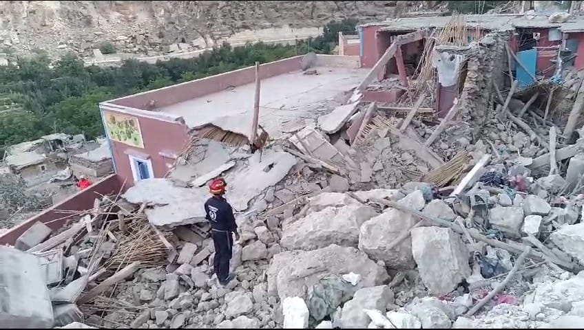 Bomberos cordobeses buscando a personas con vida bajo los escombros del terremoto en Marruecos