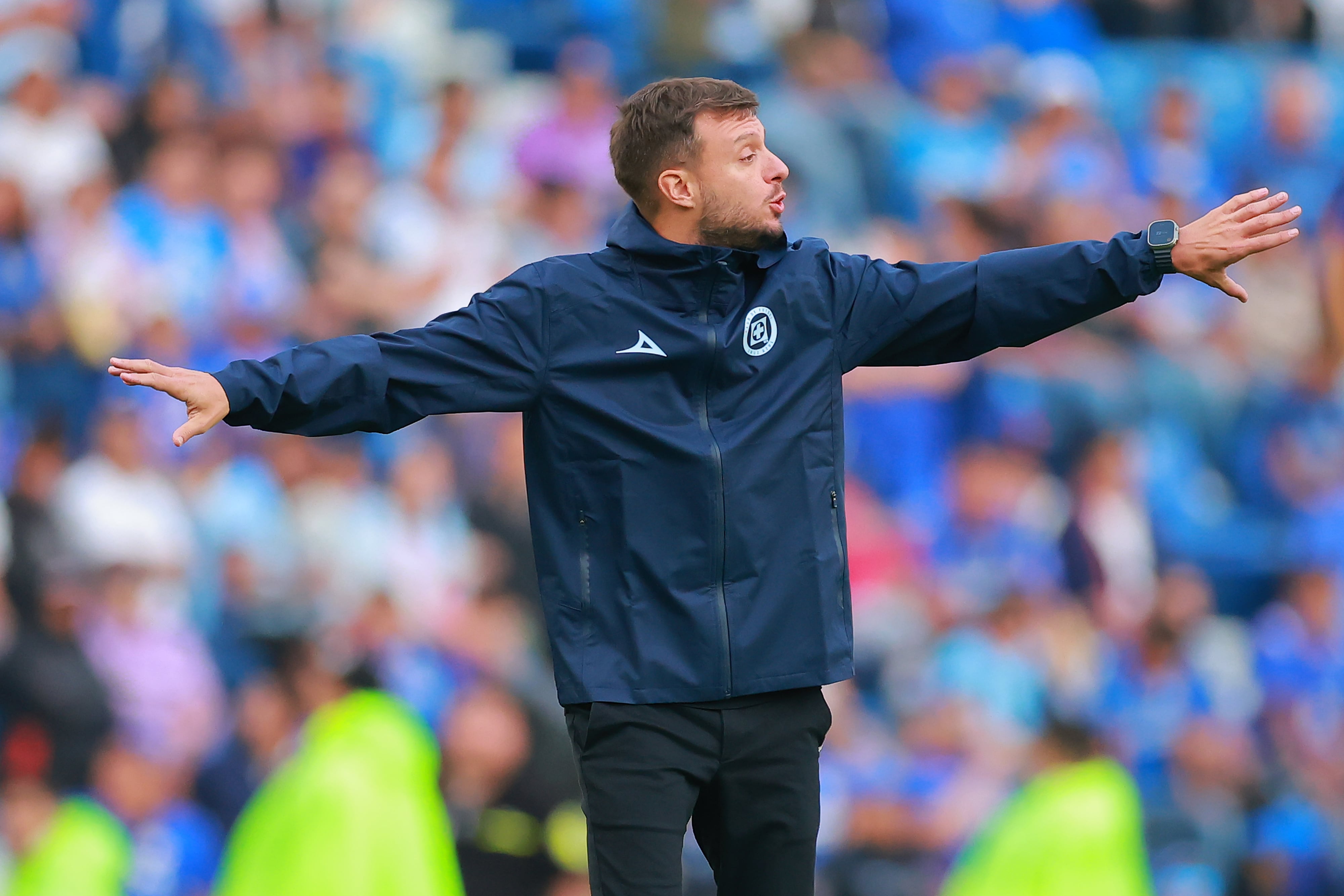 Martin Anselmi, entrenador de Cruz Azul da instrucciones en un duelo frente a Atlas. (Hector Vivas/Getty Images)