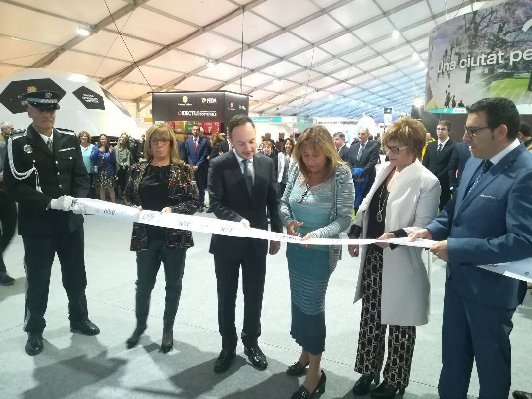 La cònsol major d'Andorra la Vella acompanyada del cap de Govern, de la subsíndica, del cònsol menor i de la consellera de promoció econòmica del comú d'Andorra la Vella tallant la cinta inaugural de la 41ª Fira de la capital .