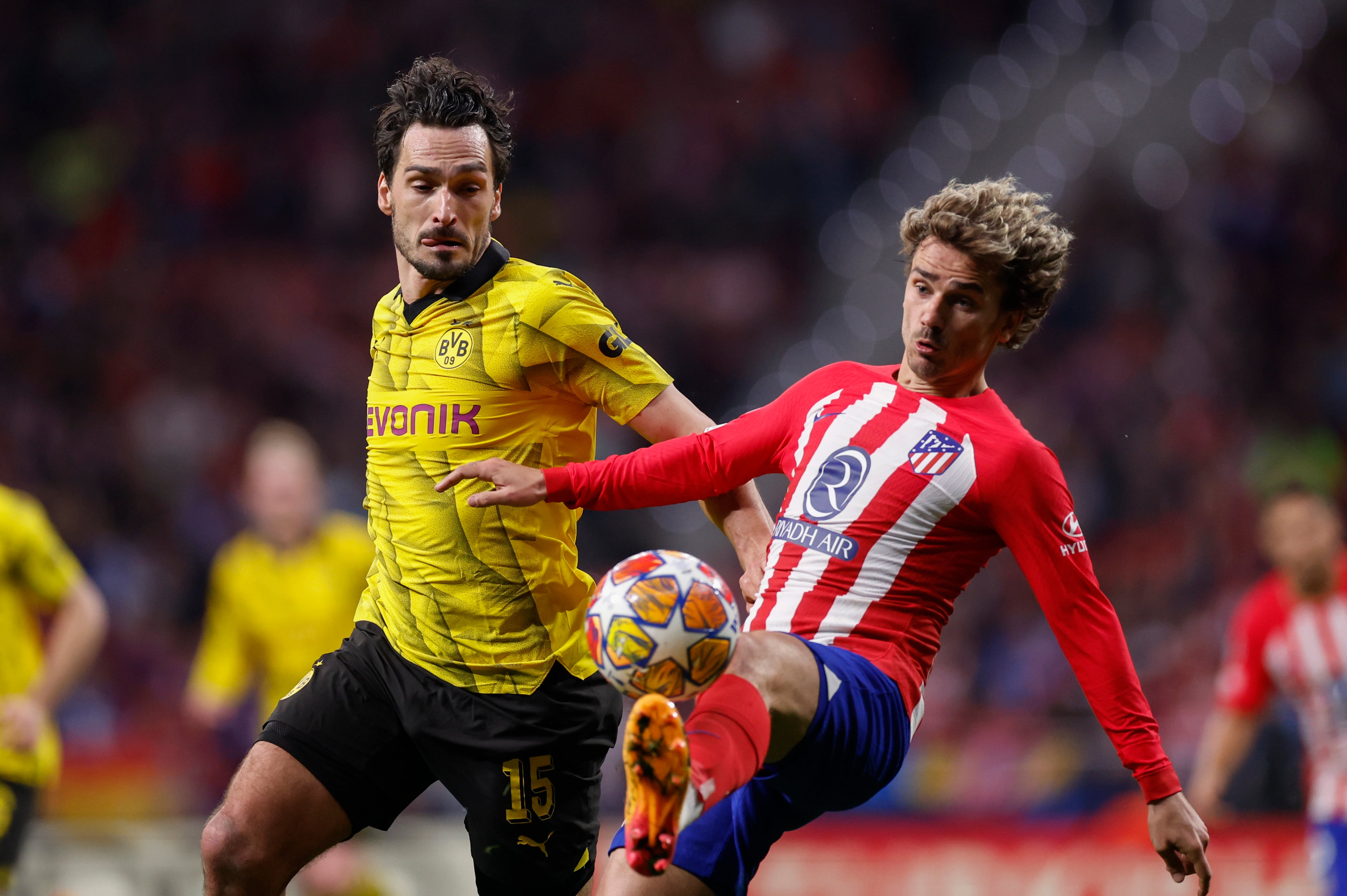 El delantero francés del Atlético de Madrid, Antoine Griezmann, y el defensa del Borussia Dortmund, Mats Hummels. EFE / Daniel Gonzalez.