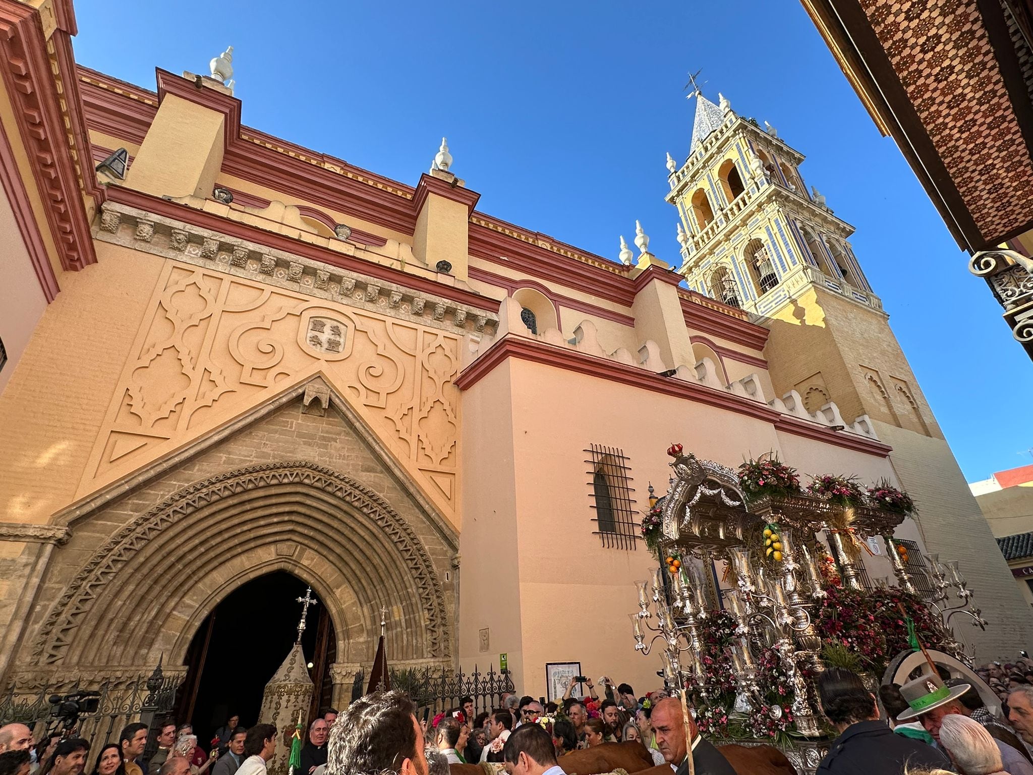 Carreta del Simpecado  de Triana a las puertas de la Parroquia de Santa Ana