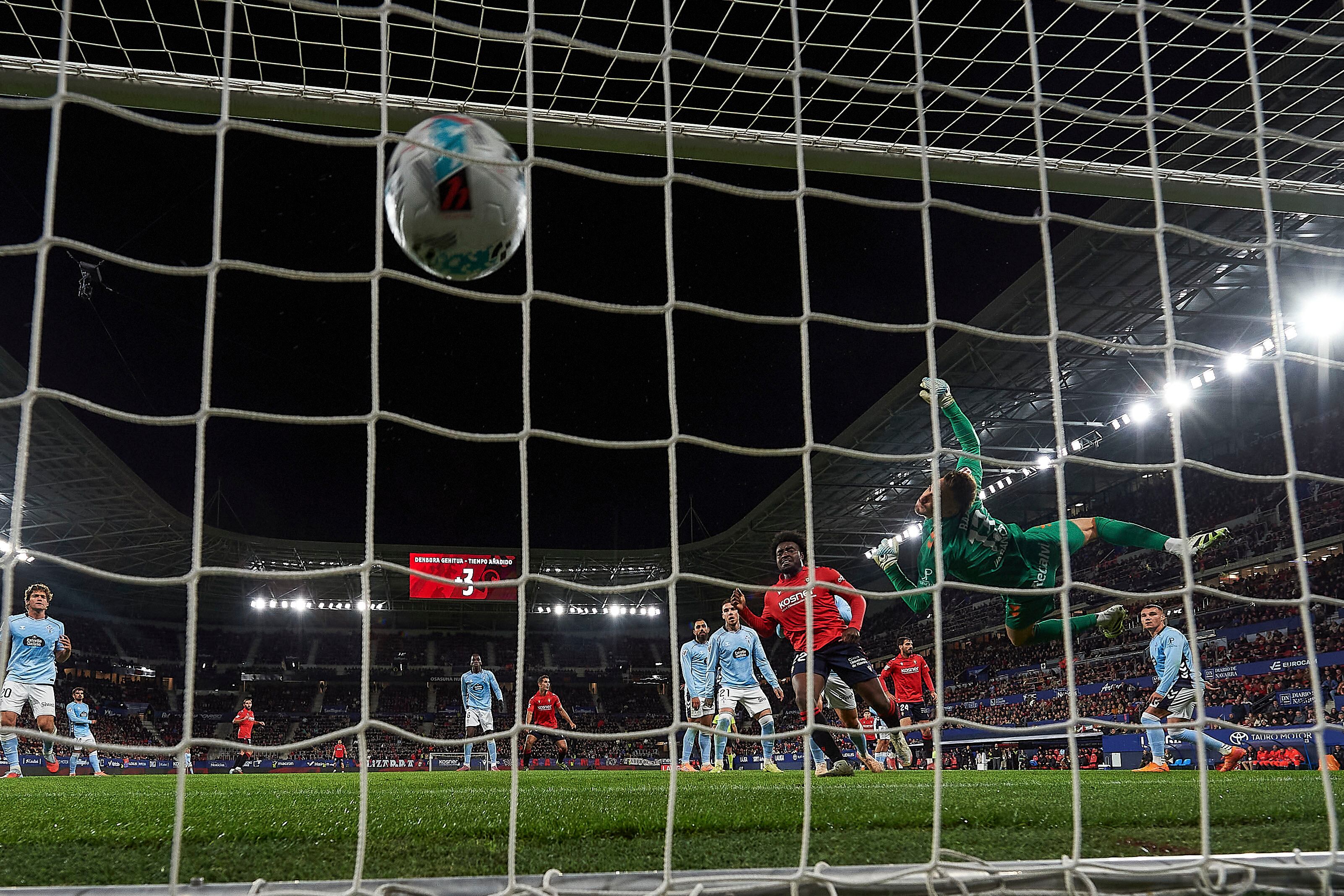 PAMPLONA, 26/10/2025.- El portero del Celta Ionut Radu (d) encaja el segundo gol ante Osasuna, durante el partido de LaLiga de fútbol que CA Osasuna y Celta de Vigo han disputado este domingo en el estadio de El Sadar, en Pamplona. EFE/Iñaki Porto