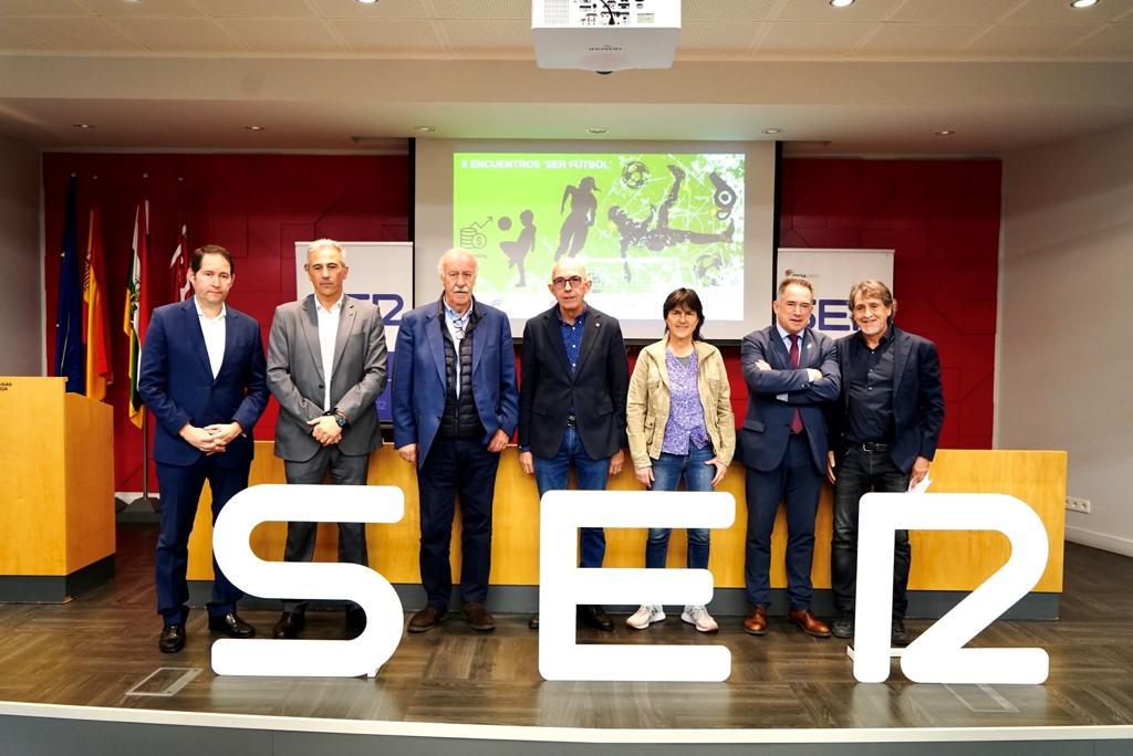 Foto de familia de SER Fútbol con Vicente del Bosque, Garbiñe Etxeberria y Raúl Ruiz, junto con patrocinadores del evento