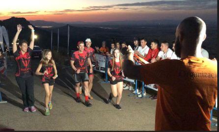 El triatleta linarense, cruzando la meta junto a amigos y familiares