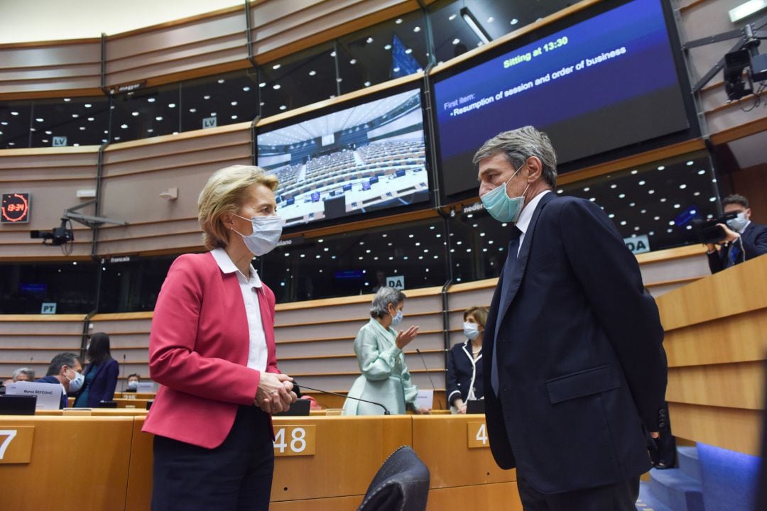 La presidenta de la Comisión Europea, Ursula von der Leyen, junto con el presidente del Parlamento Europeo, David Sassoli