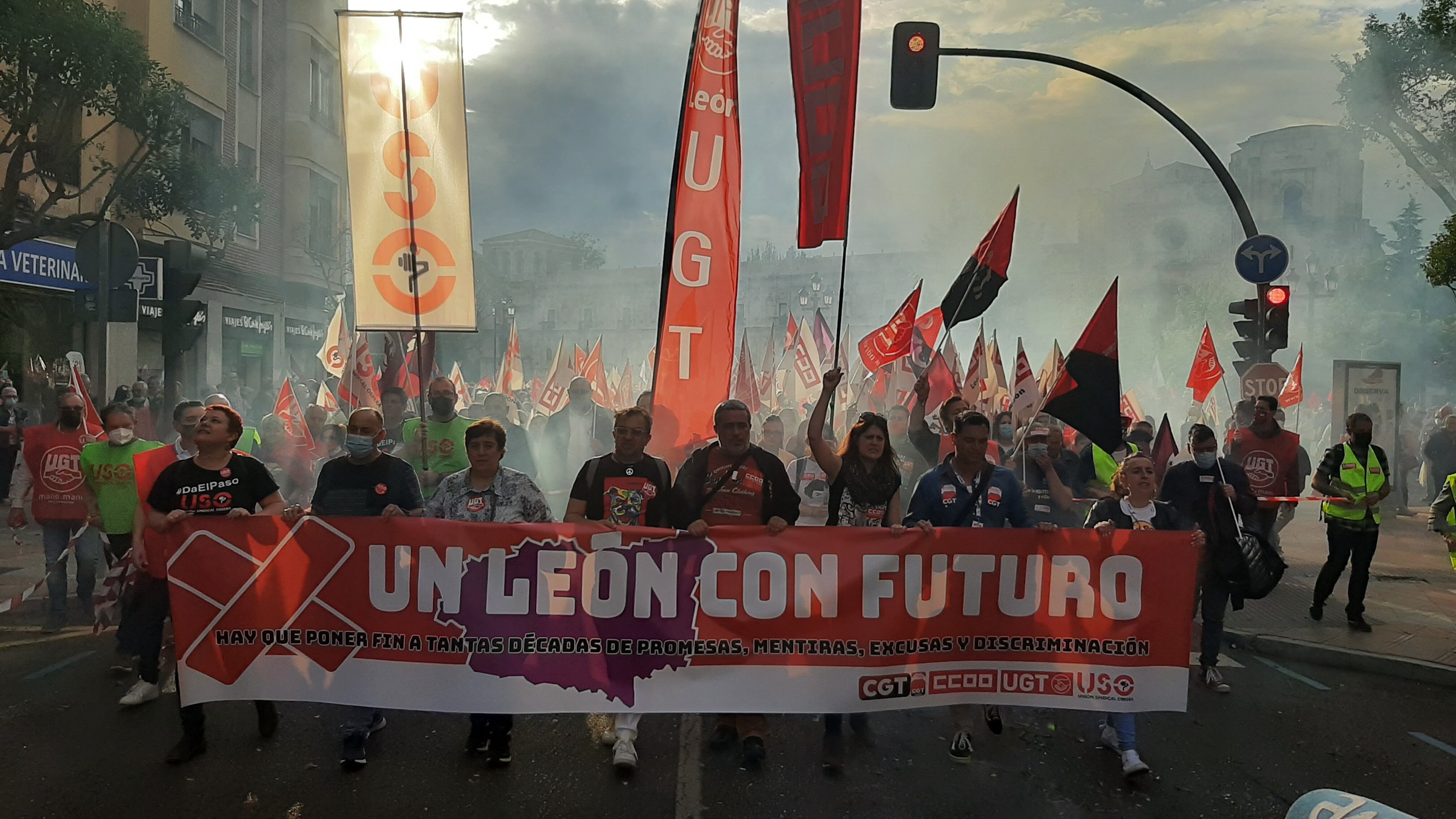 Representantes sindicales encabezan la manifestación por León del 12-M