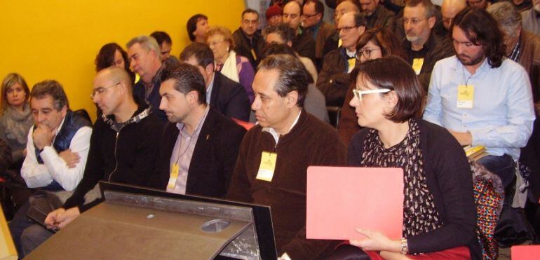 Noemí Llauradó, a l'esquerra de tot, i Ester Alberich, presidenta d'ERC a Reus, en primer pla a la dreta.