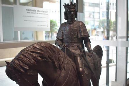 Reproducción de la estatua de Juan II ubicada a la entrada del Ayuntamiento de Ciudad Real con motivo del 600 aniversario de la fundación de la ciudad